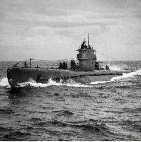 Подводная лодка в открытом море.