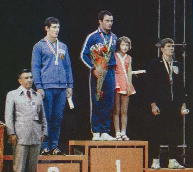 Леван Тедиашвили на золотом пьедестале чемпионата мира по борьбе 1973 года.