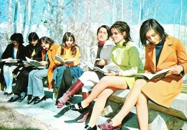ირანელი ქალი სტუდენტები ევროპულ სტილში ჩაცმული კიტხულობენ წიგნს