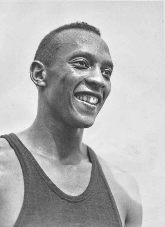 1936 წლის ოთხგზის ოლიმპიური ჩემპიონის ჯესი ოუენსის ფოტო პორტრეტი სპორტულ ფორმაში, მომღიმარი სახით