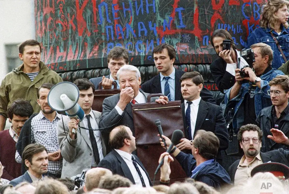 Boris Yeltsin is giving a speech at a protest in Moscow against the coup attempt in front of a crowd.