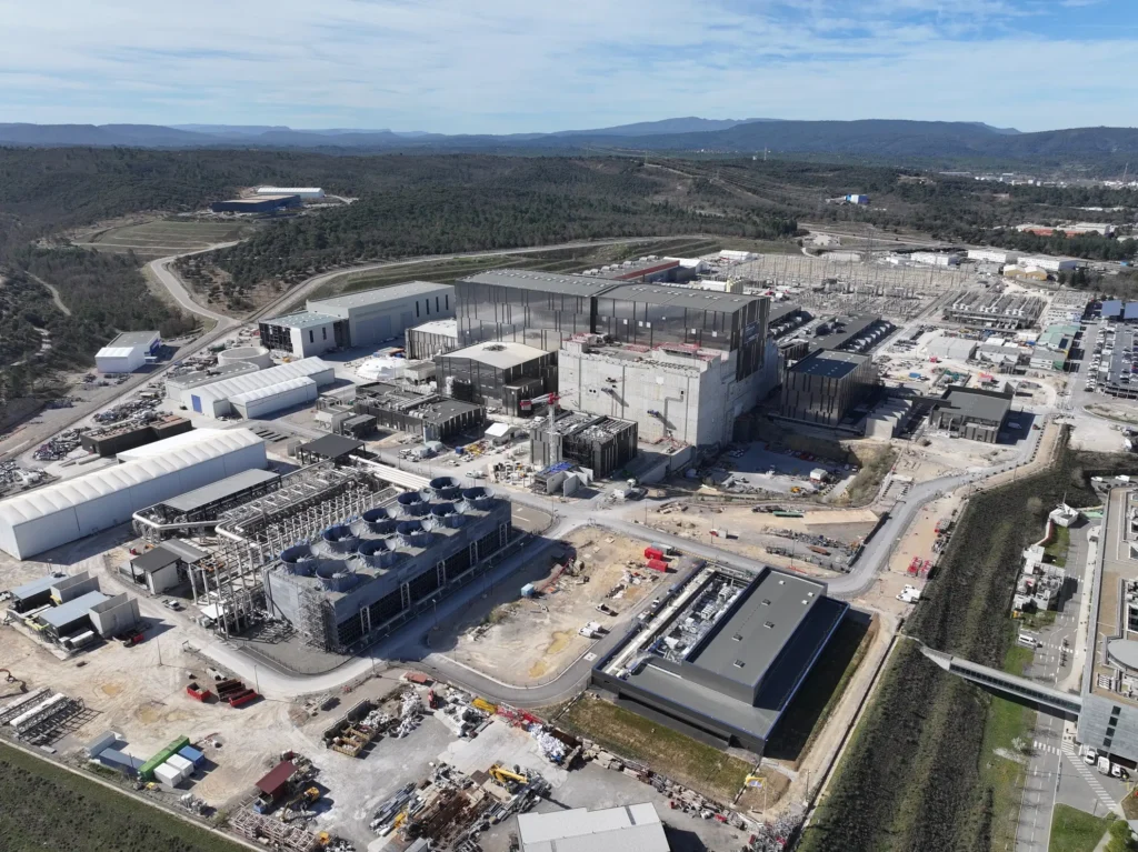ITER ბირთვული სინთეზის სამეცნიერო ცენტრი საფრანგეთში, ტოკამაკის რეაქტორის მშენებლობის ტერიტორია ზემოდან გადაღებული