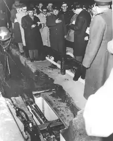 ჟურნალისტები ათვალიერებენ Operation Gold-ის გვირაბს მისი აღმოჩენის შემდეგ, 1956 წელი.