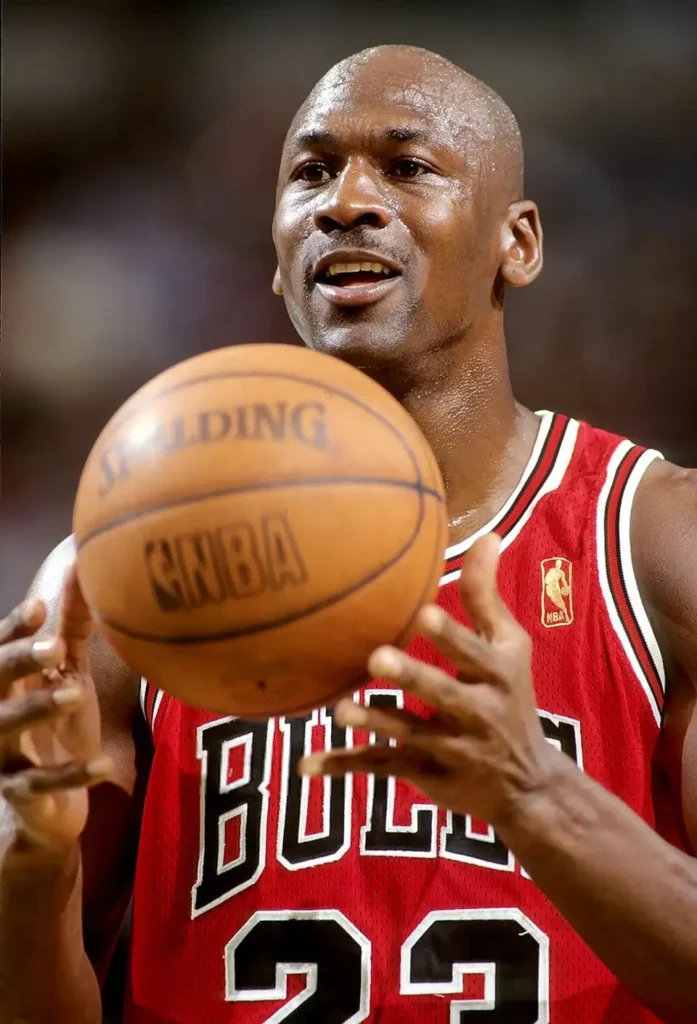 მაიკლ ჯორდანი Chicago Bulls-ის ფორმით ბურთით ხელში თამაშის დროს 1997 წელს