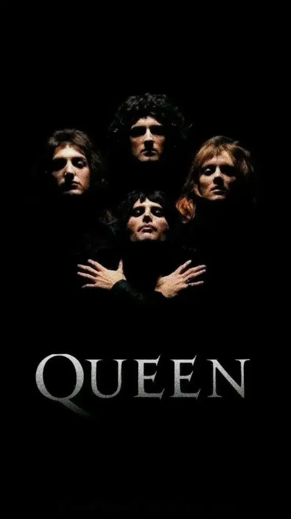 Четыре участника Queen изображены на чёрном фоне в культовой визуальной композиции «Bohemian Rhapsody».