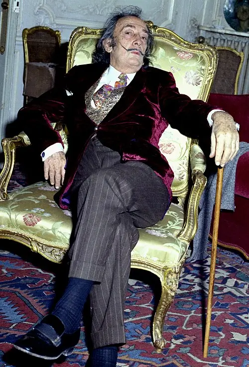 Сальвадор Дали в кресле, Париж, 1972
