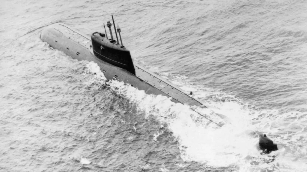 Советская подводная лодка B-59 в окружении американских кораблей