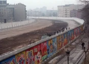 ბერლინის დიდი კედელი ,რომელიც ორად ჰყოფდა გერმანიის დედაქალაქ ბერლინს
